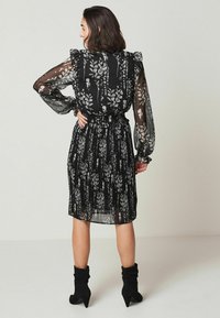 Next REGULAR FIT - Denní šaty - monochrome floral