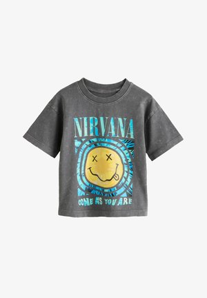 Siva majica kratkih rukava sa žutim nasmiješenim licem sa prekriženim očima, plavim uzorcima, tekstom "NIRVANA" i natpisom "COME AS YOU ARE" ispod.