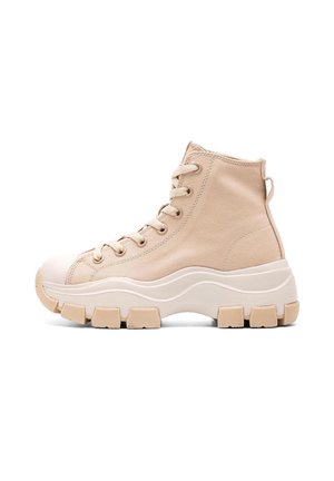 Beige színű magas szárú sneaker, masszív fehér és bézs talppal, fűzős előlappal, hátul húzópánttal és texturált szövet felsőrésszel.