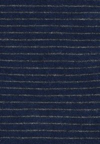 Granatowa dzianina z poziomymi białymi paskami, charakteryzująca się teksturą prążkowaną i jednolitym wzorem na powierzchni.