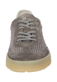 Baskets en suède grises avec des côtés texturés, bout rond et semelle en caoutchouc beige. Elles sont équipées de lacets gris et d'un logo discret sur le côté.