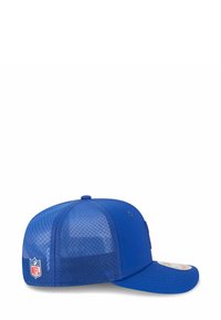 Blaues NFL Mesh-Baseballcap mit gebogenem Schild und verstellbarem Rücken, Seitenansicht vor weißem Hintergrund.