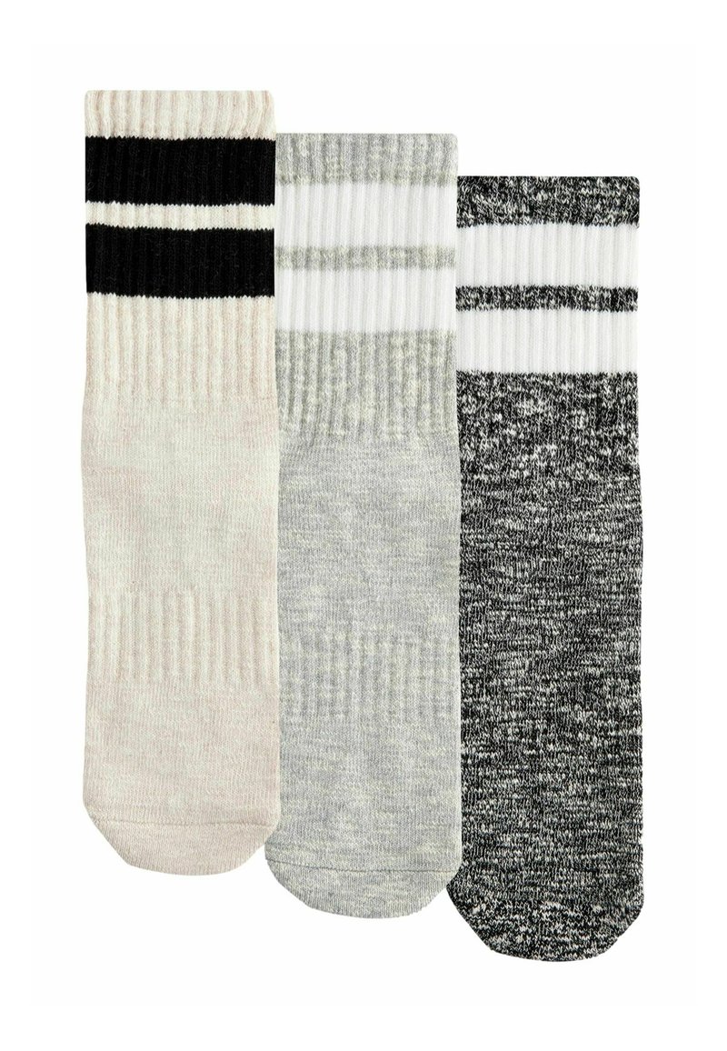 Tre par av ankelsockor: en krämfärgad med svarta ränder, en grå med vita ränder och en svart med gråa fläckar. Ribbad struktur.