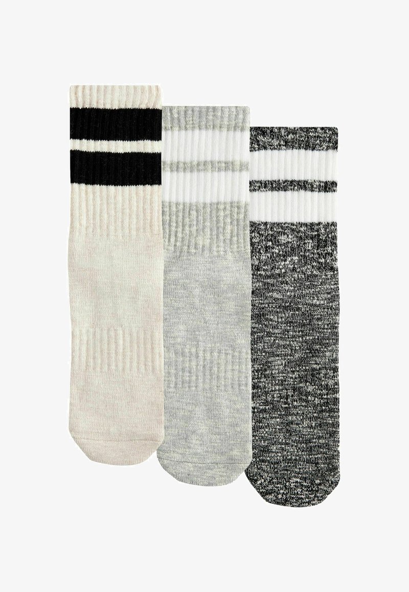 Trois paires de chaussettes de marin : une crème avec des rayures noires, une grise avec des rayures blanches et une noire avec des taches grises. Texture côtelée.