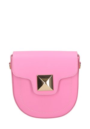 Borsa a tracolla in pelle rosa con chiusura a pattina, caratterizzata da un accento a piramide dorato, forma curva e dettagli di cucitura visibili.