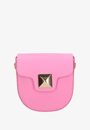 Roze leren schoudertas met een klepsluiting, voorzien van een gouden piramide-accent, gebogen vorm en zichtbare stikseldetails.