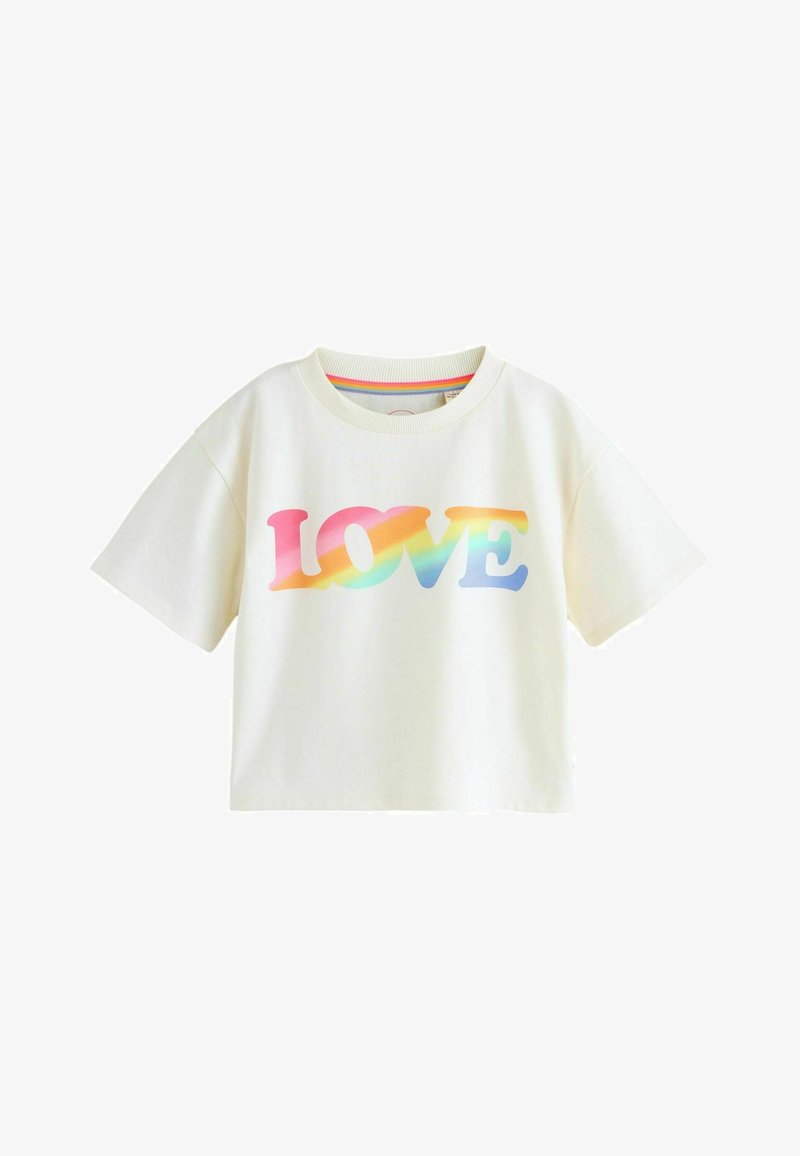Witte korte mouwt-shirt met "LOVE" in grote regenboogkleurige letters gedrukt over de voorkant.