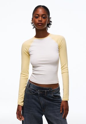 Bershka, LONG SLEEVE RAGLAN - T-SHIRT - Langærmet T-shirt - yellow
