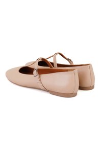 Beige leren balletschoenen met een ronde neus, een band over de wreef en een platte zool. Gladde textuur en minimale stiksel details zichtbaar.