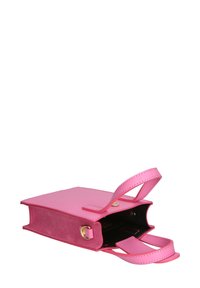 Roze gestructureerde handtas gemaakt van soepel leer met een suede paneel. Voorzien van twee handvaten, een magneetsluiting en een open interieur.