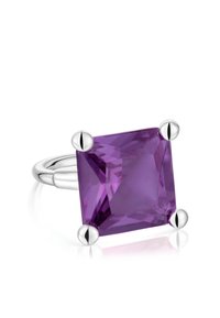 Anillo de piedra preciosa de amatista cuadrada con banda de plata, que presenta cuatro garras metálicas, superficie lisa y acabado pulido.