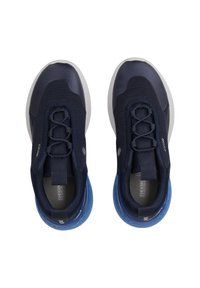 Námořnické modré sportovní boty s síťovinovým svrškem, tkaničkami, polstrováním a texturovanou modrou podrážkou. Mají logo na boku a prodyšný design.