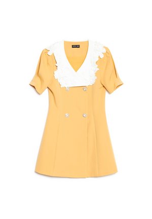 Kort gul kjole med puffermærmer, stor hvit blonderkrage med blomsterdesign og fire dekorative firkantede knapper foran.