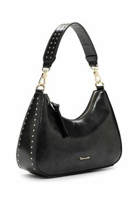 Zwarte schoudertas van lakleer met gouden accenten, met studs aan de zijkanten en een ritssluiting. Gebogen vorm en verstelbare band.