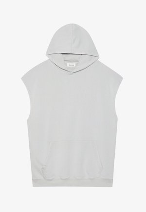 Hellgrauer ärmelloser Hoodie aus weichem Material, mit einer Fronttasche und einer gewölbten Kapuze. Angenehme Textur mit minimalistischem Design.