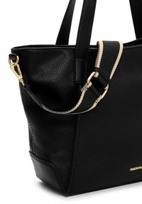 Czarna skórzana torba typu tote z teksturowanym wykończeniem, wyposażona w dwa paski do noszenia, z których jeden jest regulowany, ozdobiona beżowymi akcentami i złotymi elementami metalowymi.
