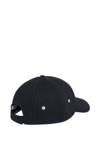 Schwarze Baseballmütze mit sechsseitigem Design, weißen gestickten Ösen, verstellbarem Riemen auf der Rückseite und leicht gebogenem Schirm.