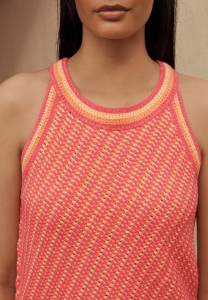 Débardeur au crochet avec un col rond, présentant un dégradé de teintes roses et oranges, un motif texturé et un design à mailles ouvertes.