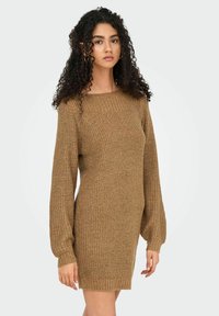 Robe pull en laine marron avec un motif texturé, des manches longues et des poignets côtelés. Présente un décolleté droit et un design sobre.