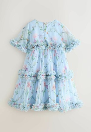 Šviesiai mėlyna suknelė iš permatomo audinio su gėlių raštais, raukiniai rankovėse ir apačioje bei sagų užsegimas nugaroje.