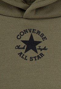 Ύφασμα φούτερ ελιάς με μαύρο λογότυπο αστέρι με τα κείμενα "Converse" και "All Star", ριμπ υφή και κλασικό σχέδιο.