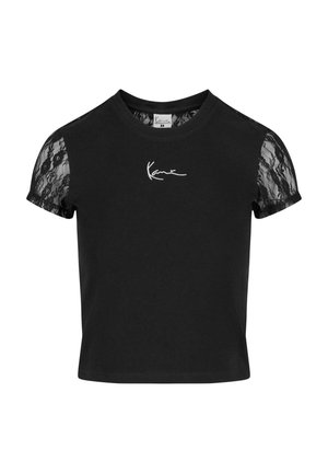 Czarna koszulka z krótkimi koronkowymi rękawami, okrągłym dekoltem i białym haftowanym logo z przodu. Gładkie bawełniane ciało z teksturowanymi akcentami.