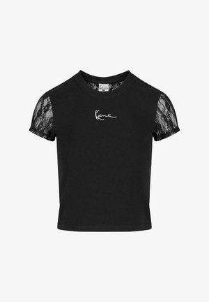 Czarna koszulka z krótkimi koronkowymi rękawami, okrągłym dekoltem i białym haftowanym logo z przodu. Gładkie bawełniane ciało z teksturowanymi akcentami.