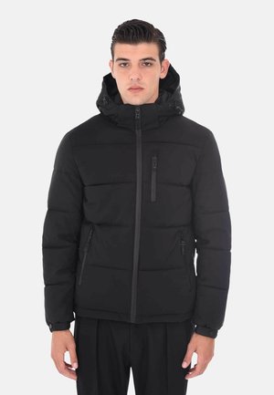 Giubbotto piumino nero con cappuccio, dotato di zip frontale, quattro tasche con zip e polsini elasticizzati. Tessuto liscio con un design minimalista.