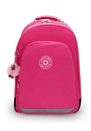 Sac à dos Kipling rose vif avec poche avant, tirettes de fermeture éclair argentées et un petit porte-clés singe rose poilu sur le côté gauche.