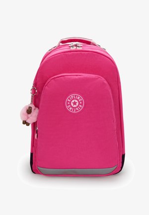 Sac à dos Kipling rose vif avec poche avant, tirettes de fermeture éclair argentées et un petit porte-clés singe rose poilu sur le côté gauche.