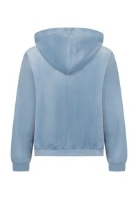 Světle modrá mikina s kapucí, měkké textury, elastickým pasem a přiléhavými manžetami. Tkanina má hladký, jednotný povrch.