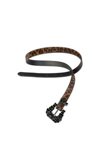 Cinturón de piel con estampado de leopardo y hebilla negra con joyas. El cinturón es delgado, con una textura suave y múltiples orificios para ajuste.