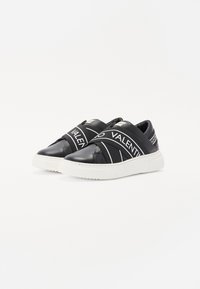 Baskets en cuir noir avec semelles en caoutchouc blanc et des sangles élastiques arborant la marque "VALENTINO", bout rond et détails cousus.