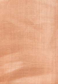 Tissu tissé marron clair avec une texture visible en armure panier et des plis subtils.