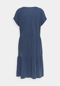 Laivansiniset lyhyet hihahat mekko, jossa on pyöreä pääntie, kerroksellinen röyhelöhelma ja sileä, kevyt kangas. Minimalistinen muotoilu ilman koristeita.