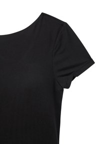 Top nero a maniche corte con texture liscia, scollatura rotonda e vestibilità casual. Presenta dettagli di cucitura sottili sulle maniche e sul corpo.