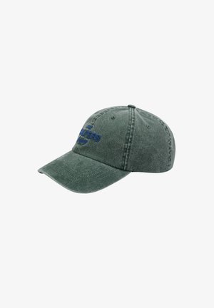 Gorra de algodón verde con un diseño estructurado, visera curvada y texto bordado azul en el frente, que cuenta con ojales de ventilación.