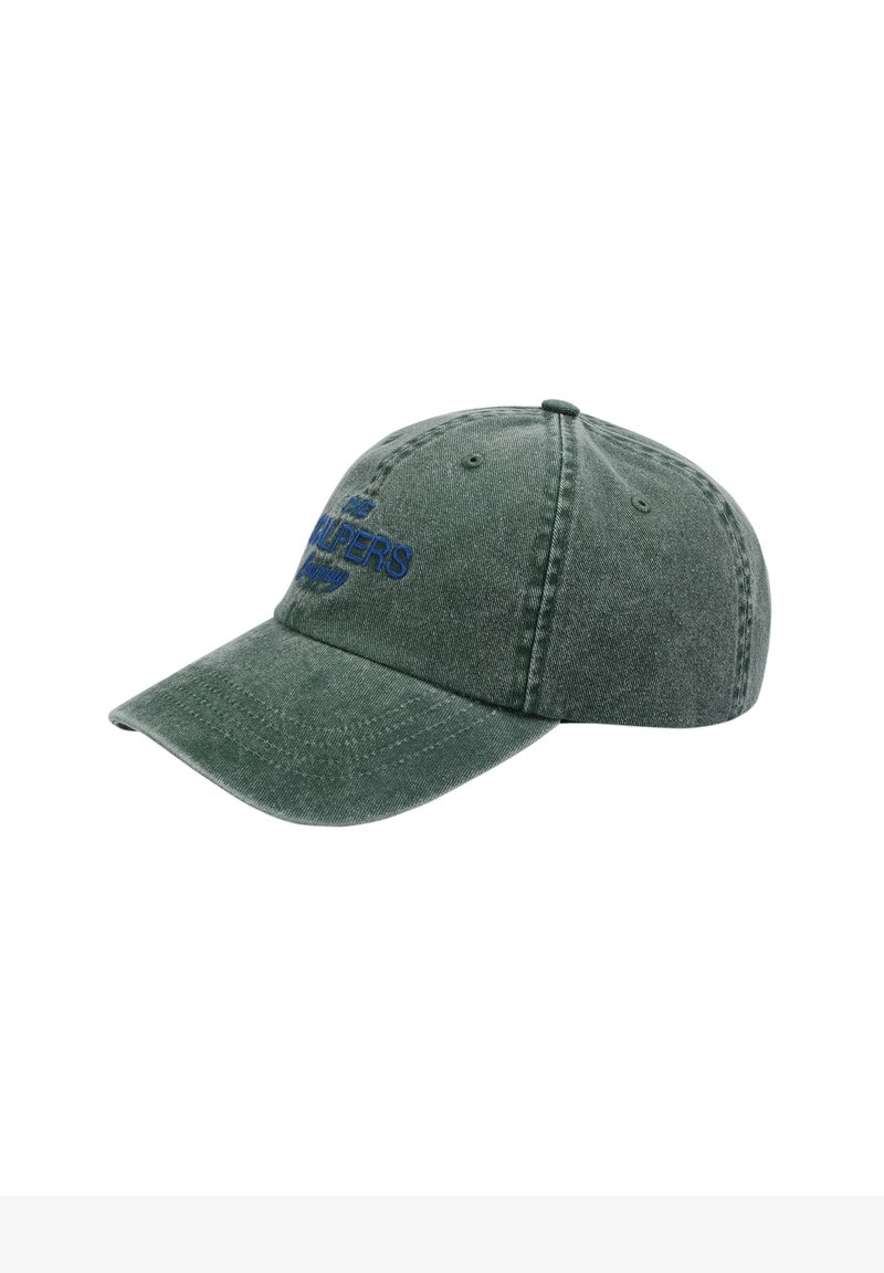 Gorra de algodón verde con un diseño estructurado, visera curvada y texto bordado azul en el frente, que cuenta con ojales de ventilación.