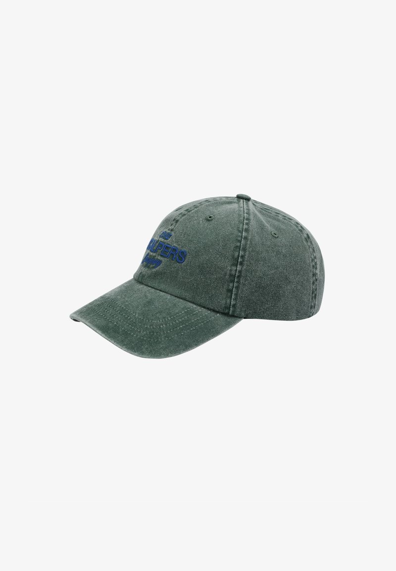 Gorra de algodón verde con un diseño estructurado, visera curvada y texto bordado azul en el frente, que cuenta con ojales de ventilación.