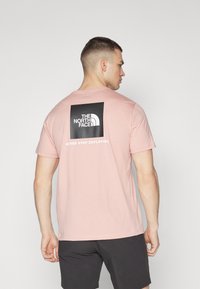 The North Face M SS BOX NSE TEE - Majica kratkih rukava s printom - rose tan/black