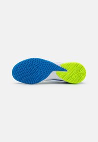 Suola di scarpa sportiva con un motivo blu testurizzato e un accento giallo brillante. Presenta un design flessibile e elementi di colore a contrasto.