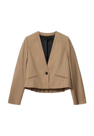 Beżowa krótka marynarka z długimi rękawami, pojedynczym czarnym guzikiem, dwoma przednimi kieszeniami z patkami i czarną podszewką.