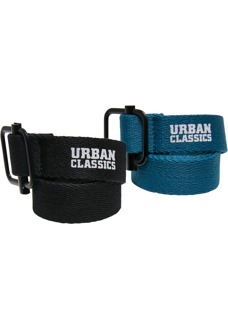 Dva nastaviteľné opasky: jeden čierny a jeden tyrkysový, vyrobené z tkaného materiálu s �čiernymi kovovými prackami, s logom "URBAN CLASSICS" v bielej farbe.