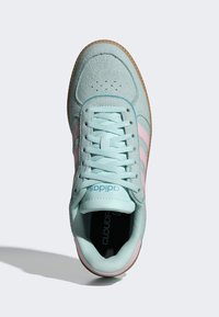 Světlomodrá teniska se semišovou texturou, růžovými pruhy a bílými tkaničkami. Má polstrovanou stélku a gumovou podešev.