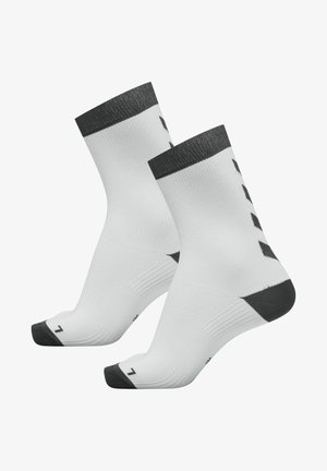 Hvide sportsstrømper med mørkegrå accenter ved manchetterne og tæerne. Ribbet tekstur og atletisk design. Har et nummer trykt på tæerne.