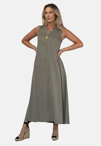 Długa, bezrękawnikowa sukienka w kolorze oliwkowym z dekoltem w kształcie litery V, z guzikami na przodzie oraz swobodnym krojem. Połącz z sandałami na koturnie.