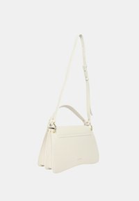 Borsa a mano in pelle bianca con design strutturato, tracolla regolabile e hardware in tonalità oro. Presenta una chiusura a patta e una superficie texture.