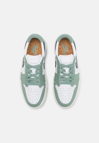 Jordan AIR JORDAN 1 ELEVATE - Joggesko - jade smoke/white/anthracite/sail