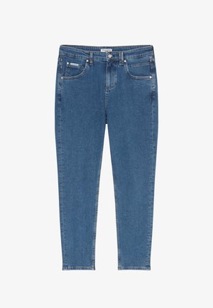 Džínové kalhoty v středně modré barvě, s přiléhavým střihem, pěti kapsami, kováním v měděném tónu a kontrastním prošíváním na švech.