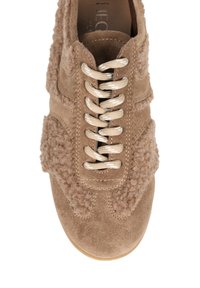 Brązowe zamszowe buty z teksturowanymi akcentami z polaru, okrągłymi sznurówkami i zaokrąglonym noskiem. Podeszwa jest jasna, co podkreśla kontrast.